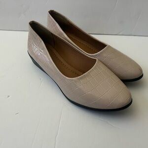 Chic Beige Croc-Embossed Women's Loafers
